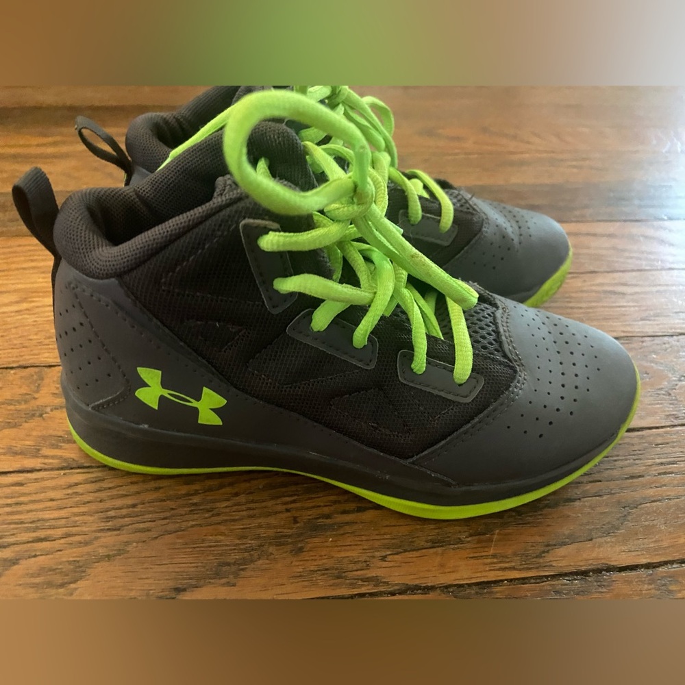Youth Boy's Size 1.5‎ Gray / Neon Green Under Armour Drift 2 Basketball Shoes